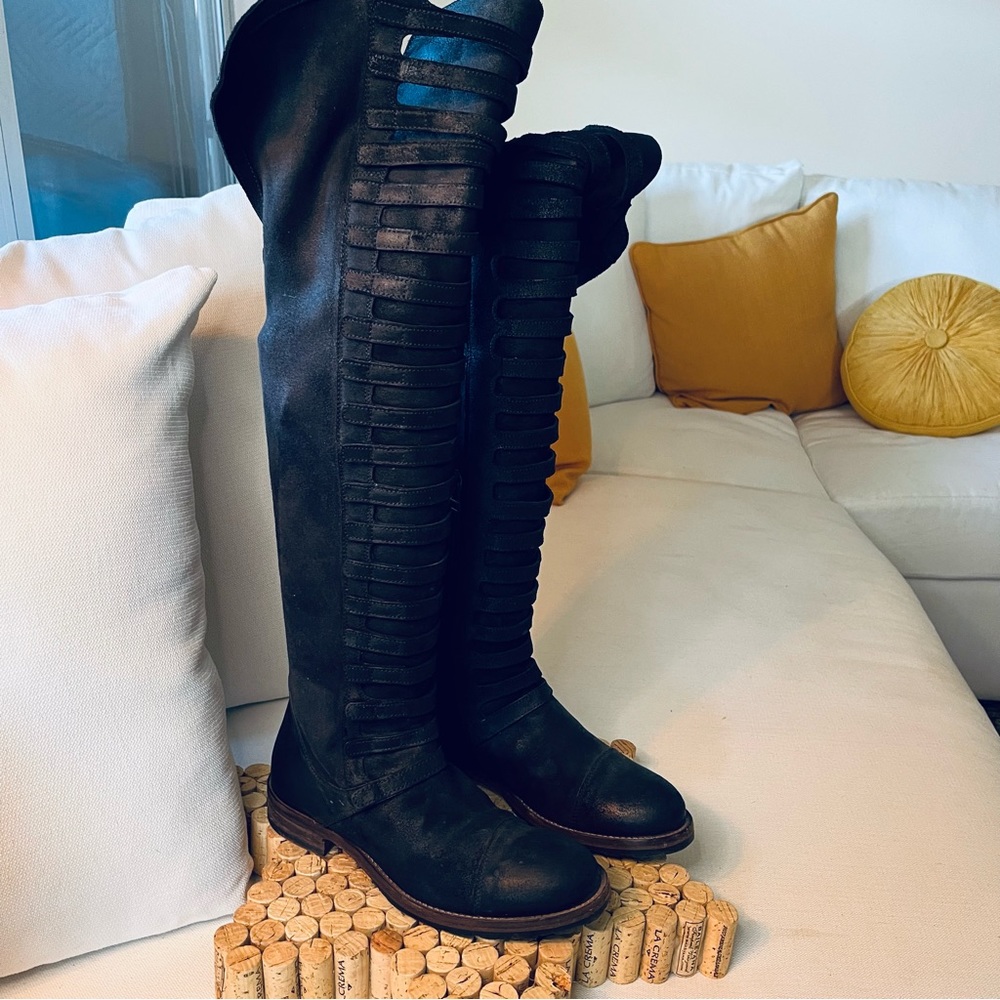 Black Forest knee hi Boots - Picture 6 of 15